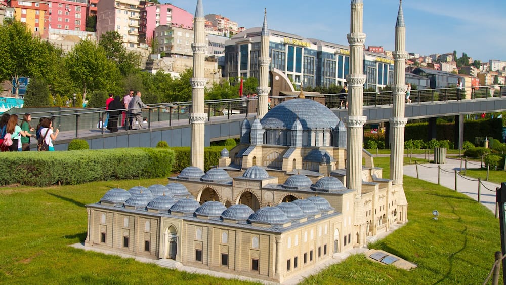 Miniaturk showing outdoor art and a garden