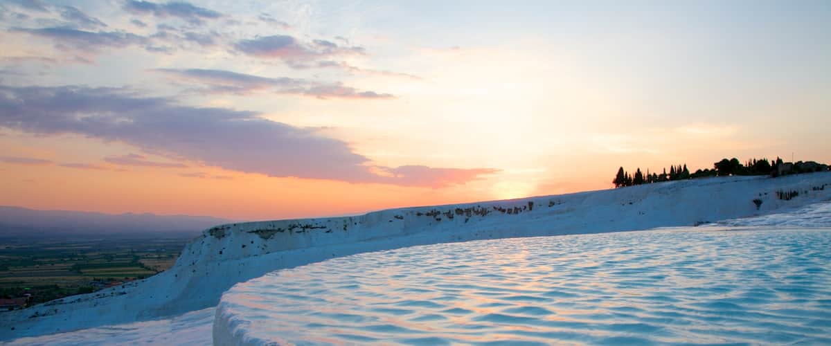 Tyrkiet som viser en solnedgang og sne