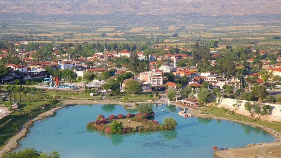 Türkei welches beinhaltet Teich, Kleinstadt oder Dorf und Landschaften