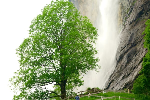 Lauterbrunnen das einen Wasserfall und Farmland