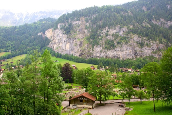Lauterbrunnen som visar landskap och Äkrar