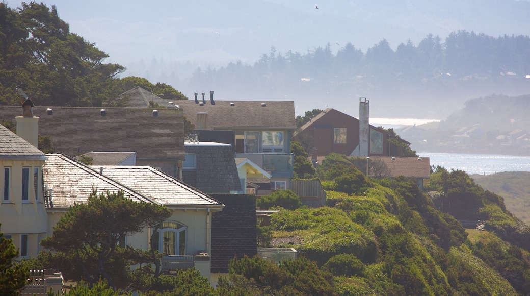 Lincoln City toont een klein stadje of dorpje en mist of nevel