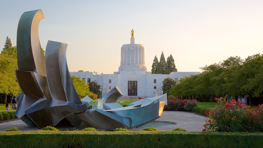 Oregon State Capitol mostrando arte al aire libre