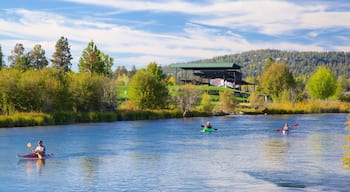 Old Mill District das einen Kajak- oder Kanufahren und Fluss oder Bach