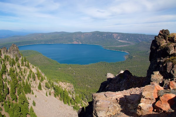 Newberry National Volcanic Monument montrant scènes forestières, lac ou étang et panoramas
