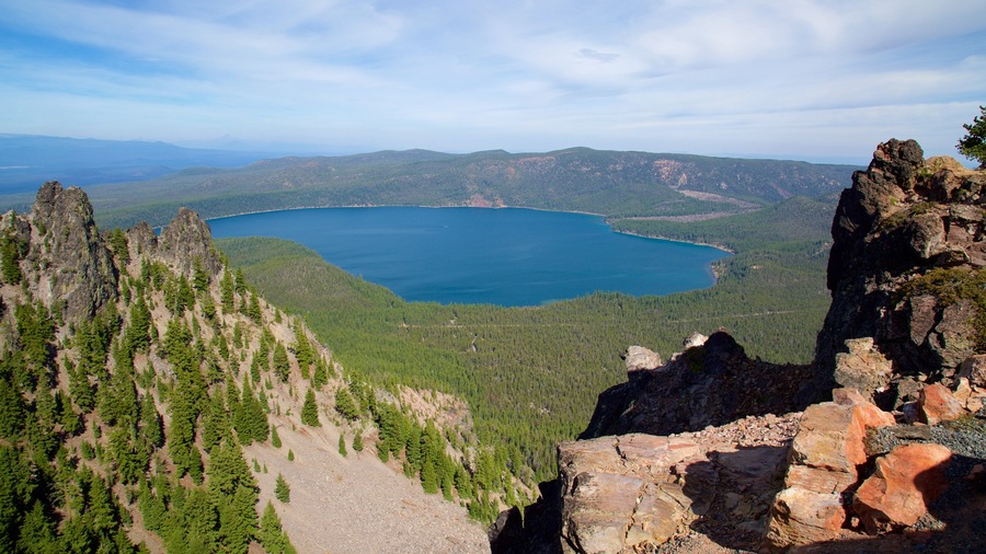 Newberry National Volcanic Monument ofreciendo bosques, vistas de paisajes y un lago o abrevadero
