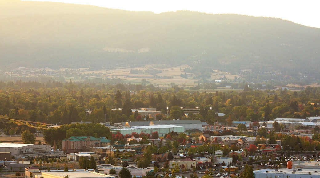 Medford mostrando una pequeña ciudad o pueblo y vistas de paisajes