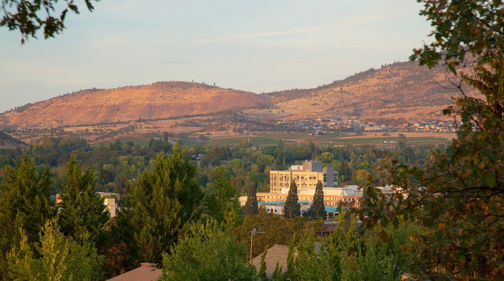 Medford ofreciendo una pequeña ciudad o pueblo y montañas