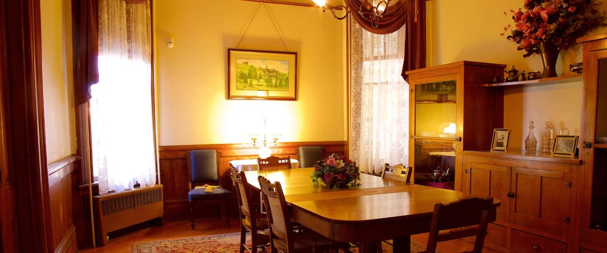 Shelton-McMurphey-Johnson House which includes heritage elements, a house and interior views