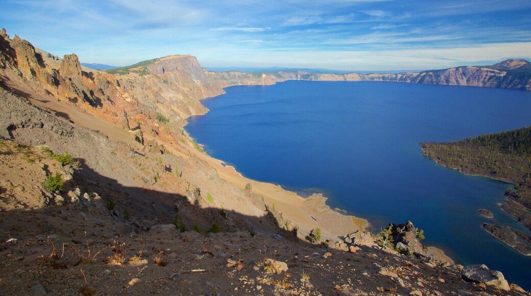 Parque Nacional Lago del Cráter que incluye un lago o espejo de agua