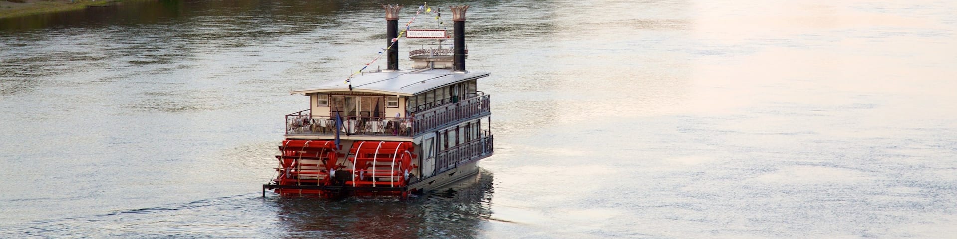 Salem das einen Bootfahren und Fluss oder Bach