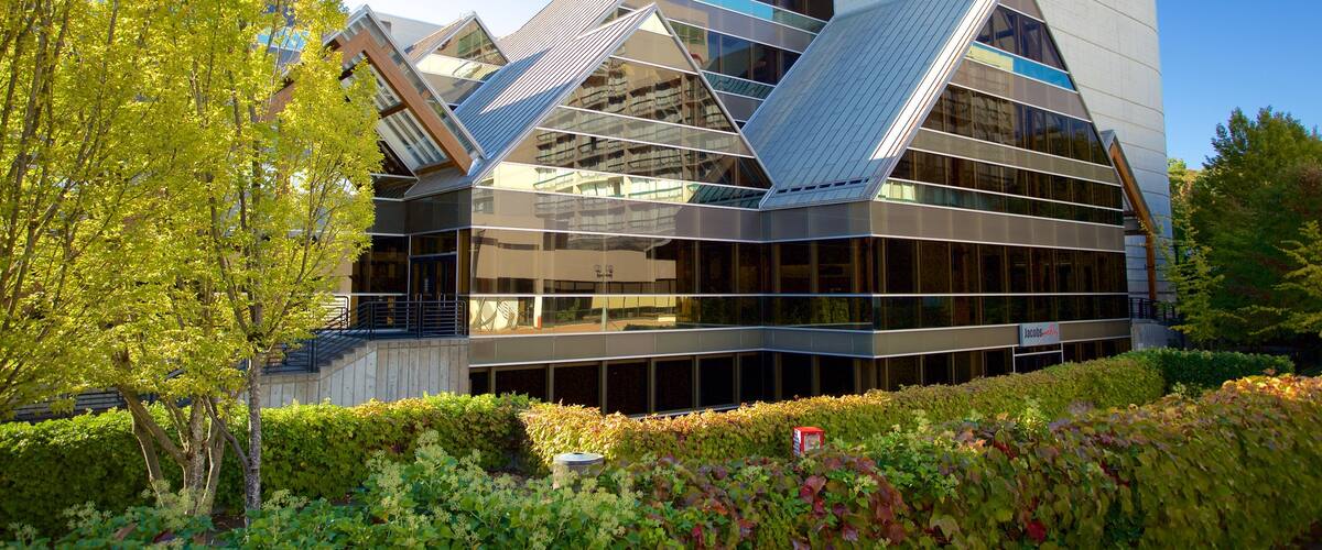 Hult Center for Performing Arts which includes a house and modern architecture