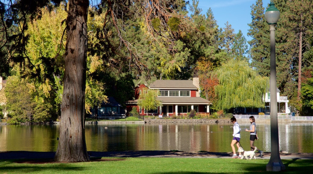 Drake Park que inclui um lago e um jardim