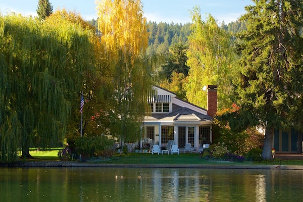 Drake Park som viser et hus, efterårsfarver og en dam
