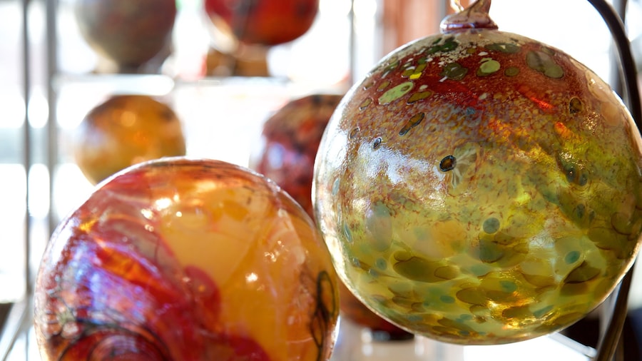 Jennifer Sears Glass Art Studio che include arte