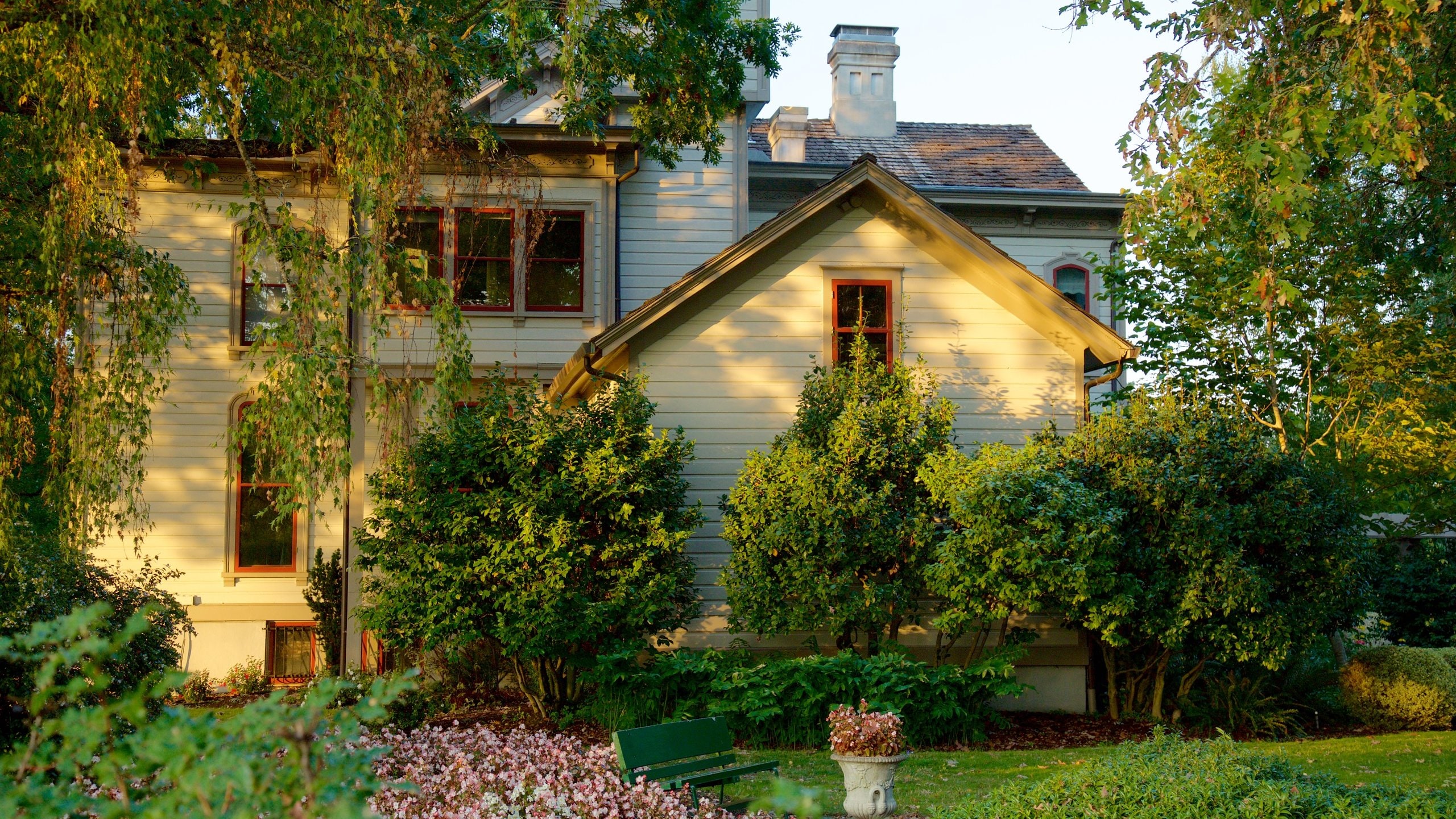 부시 하우스 박물관 을 보여주는 집 과 공원