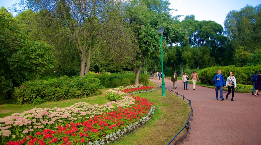 Taurisches Palais mit einem Wandern oder Spazieren und Garten sowie kleine Menschengruppe