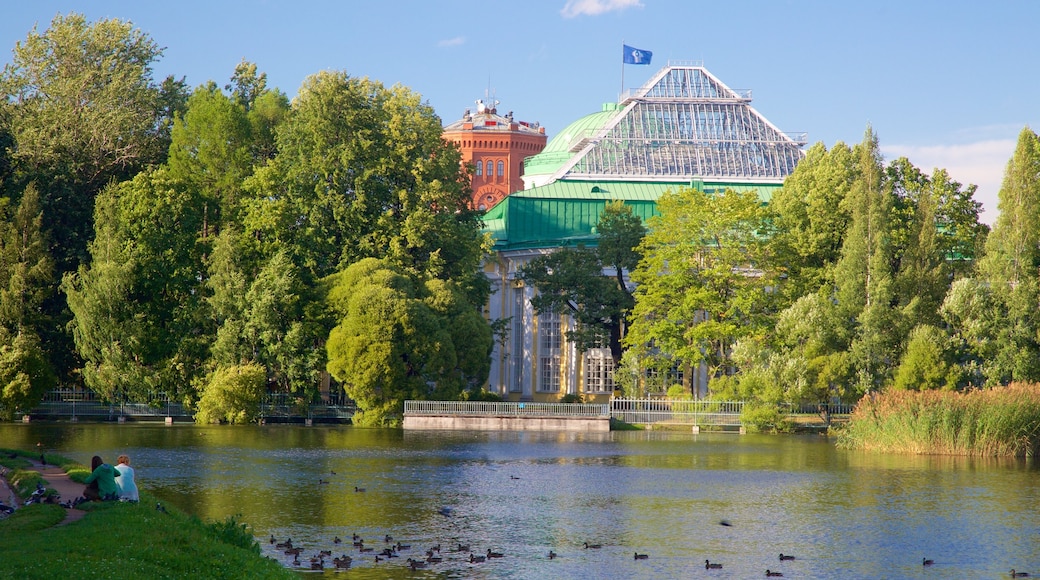 Taurian palatsi joka esittää lampi ja linna tai palatsi