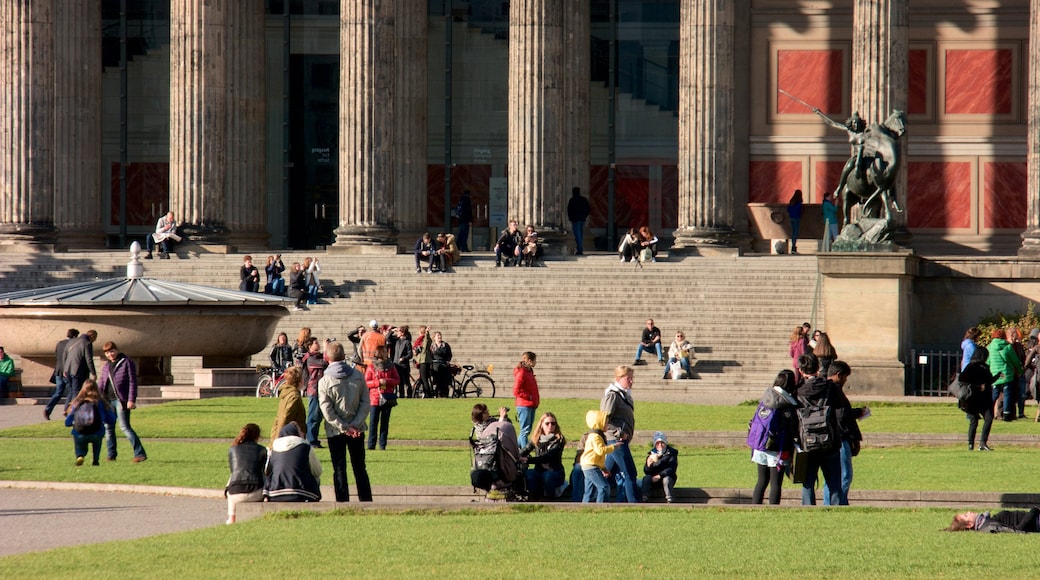 Altes Museum såväl som en stor grupp av människor