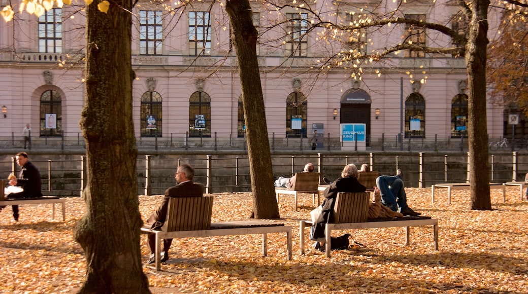 Altes Museum som visar en trädgård och höstlöv