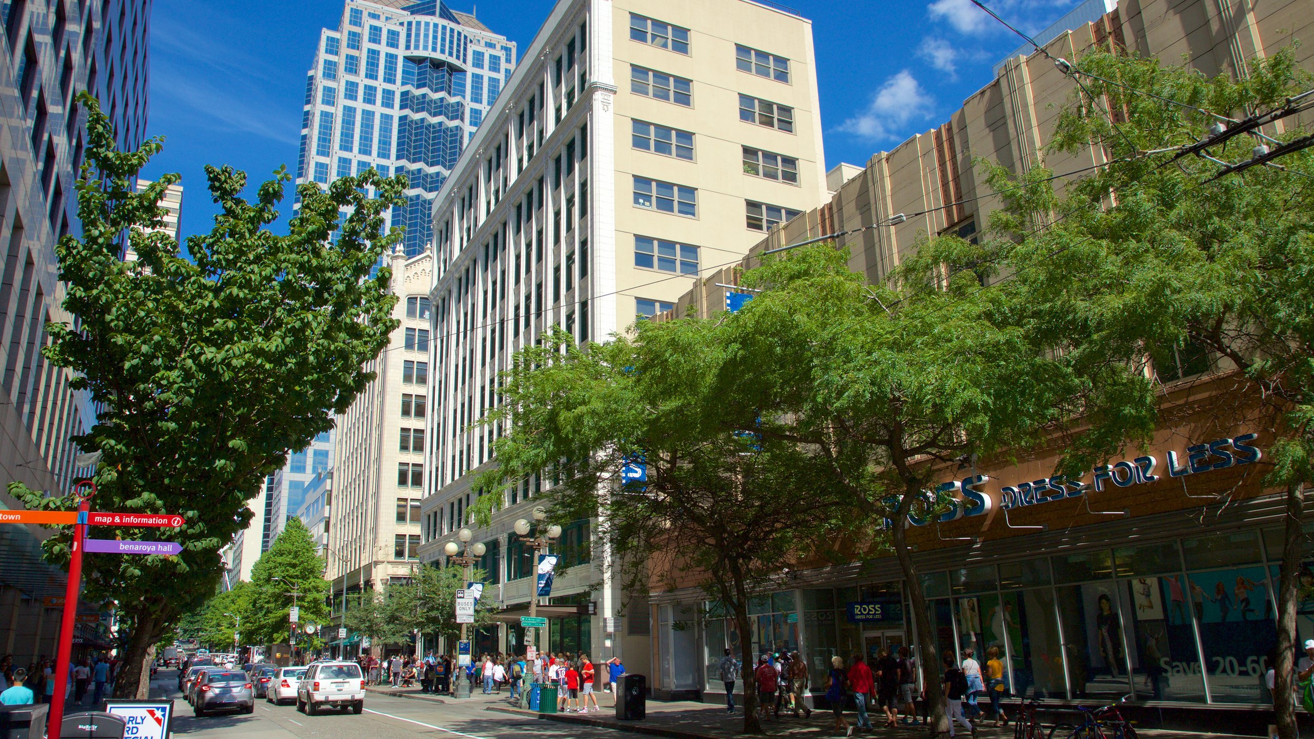 Downtown Seattle featuring street scenes and central business district