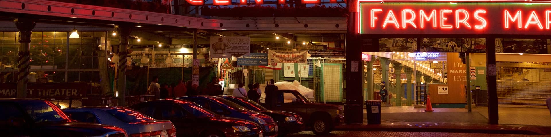 Pike Place Market ofreciendo una ciudad, señalización y escenas nocturnas