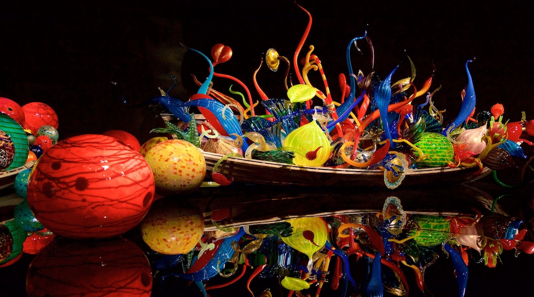 Dale Chihuly Glass Museum qui includes art