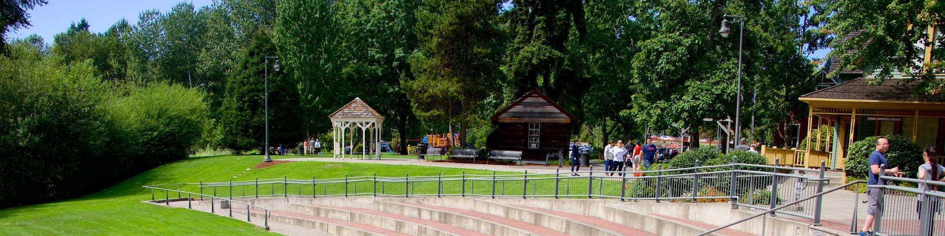 Veterans Memorial Amphitheater showing a garden and theater scenes