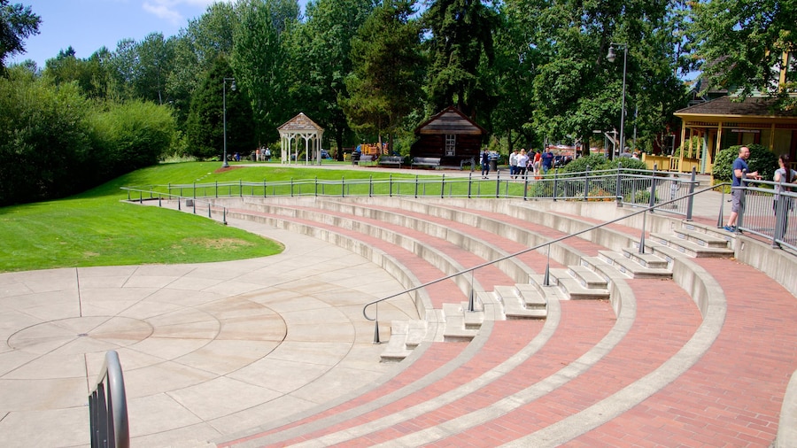 Veterans Memorial Amphitheater mostrando cenas de teatro e um jardim