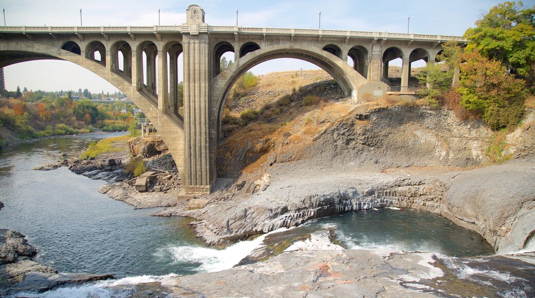 Spokane mostrando ponte e fiume o ruscello