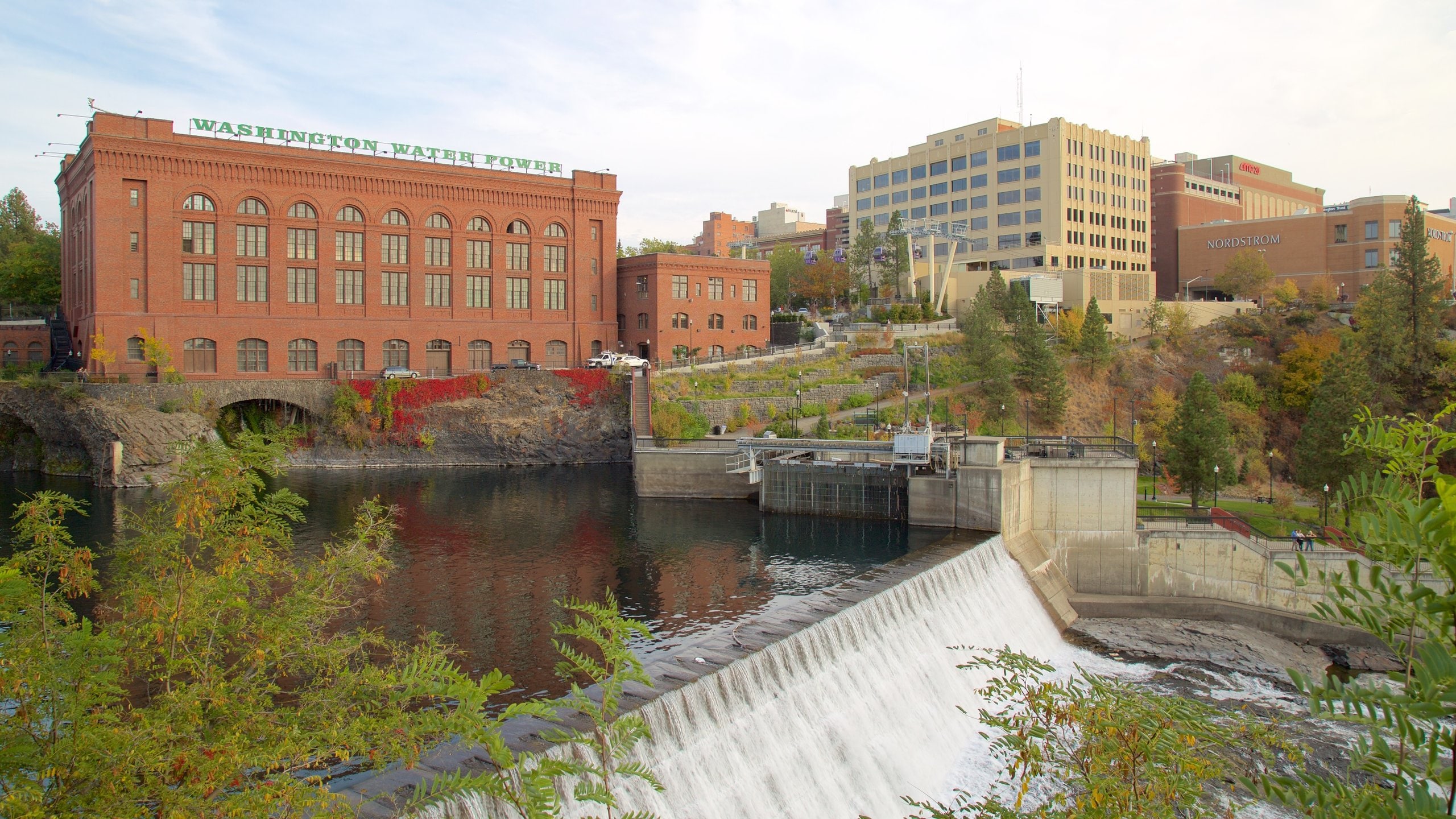 Itä-Washington johon kuuluu joki tai puro ja kaupunki