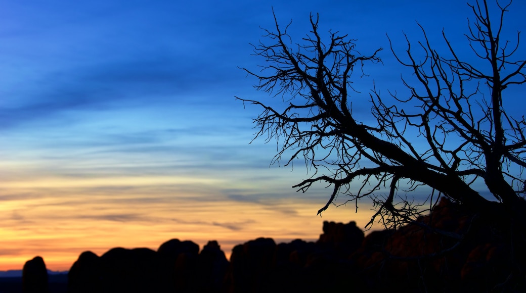 Parc national des Arches mettant en vedette coucher de soleil et scènes tranquilles