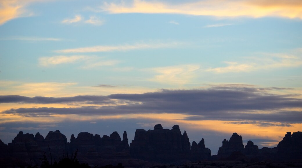 Canyonlands National Park toont vredige uitzichten en een zonsondergang