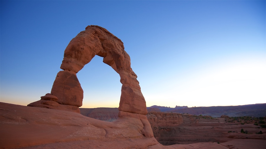 Delicate Arch ofreciendo vistas al desierto