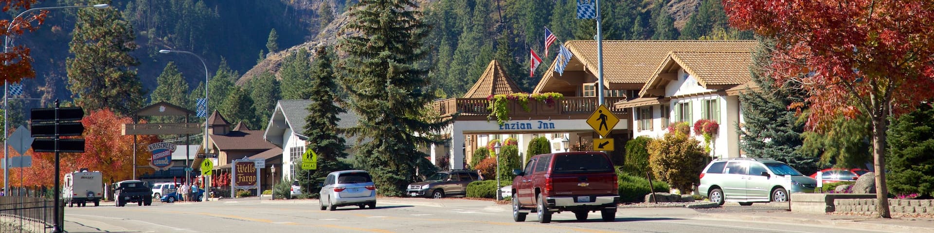 Leavenworth featuring street scenes