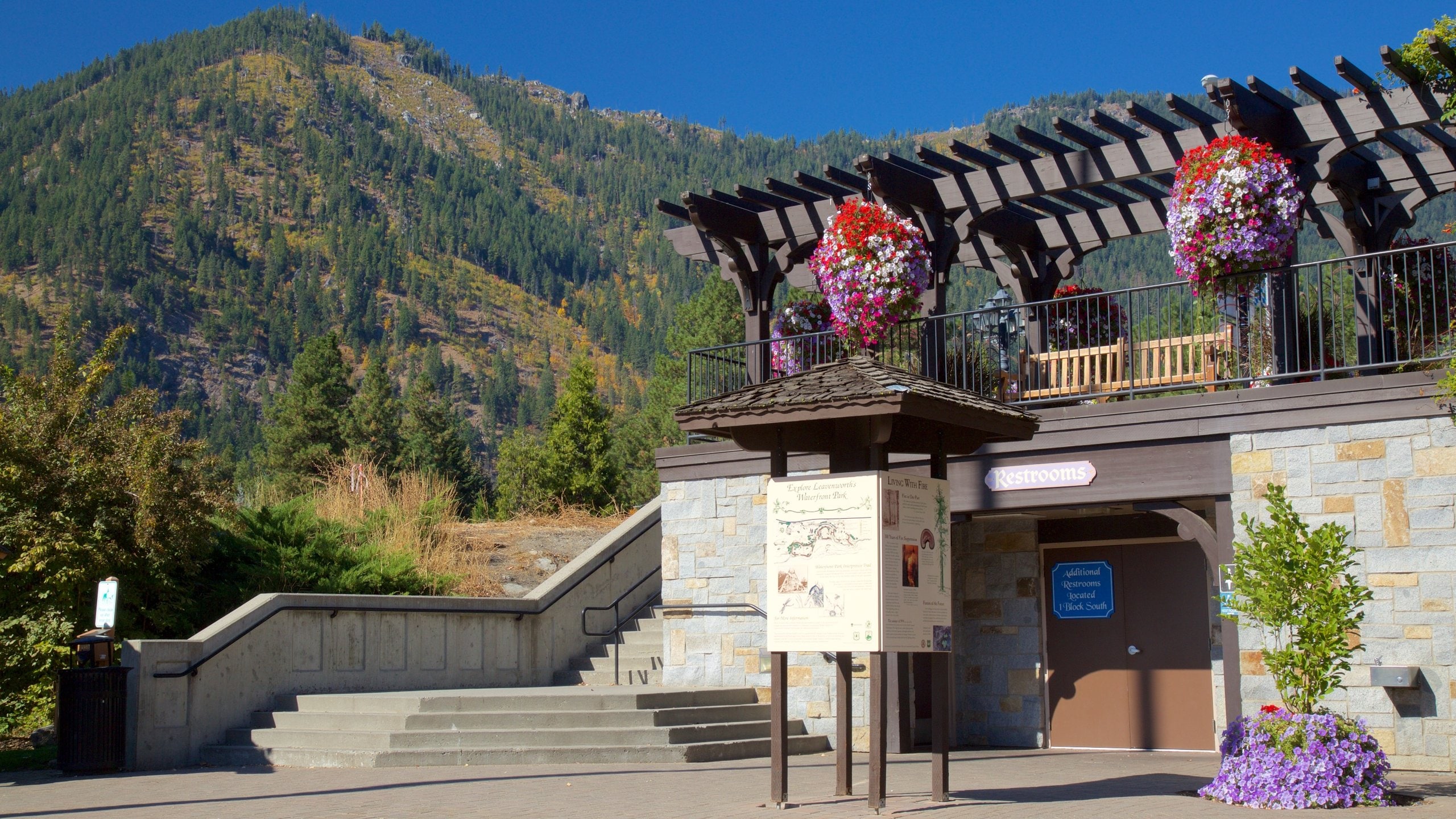 Leavenworth showing street scenes