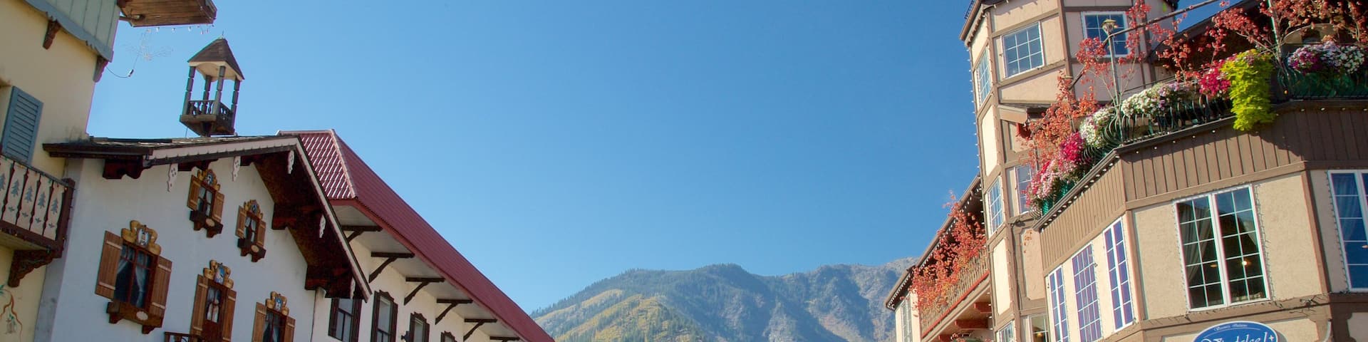 Leavenworth featuring a small town or village and street scenes