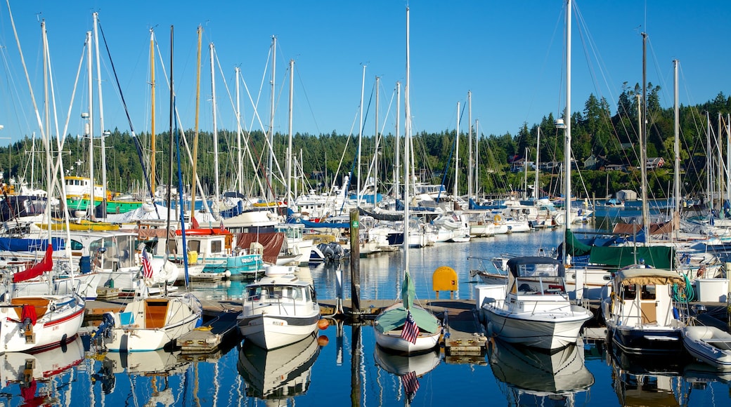 Bainbridge Island som omfatter en marina, en bugt eller havn og skovområder