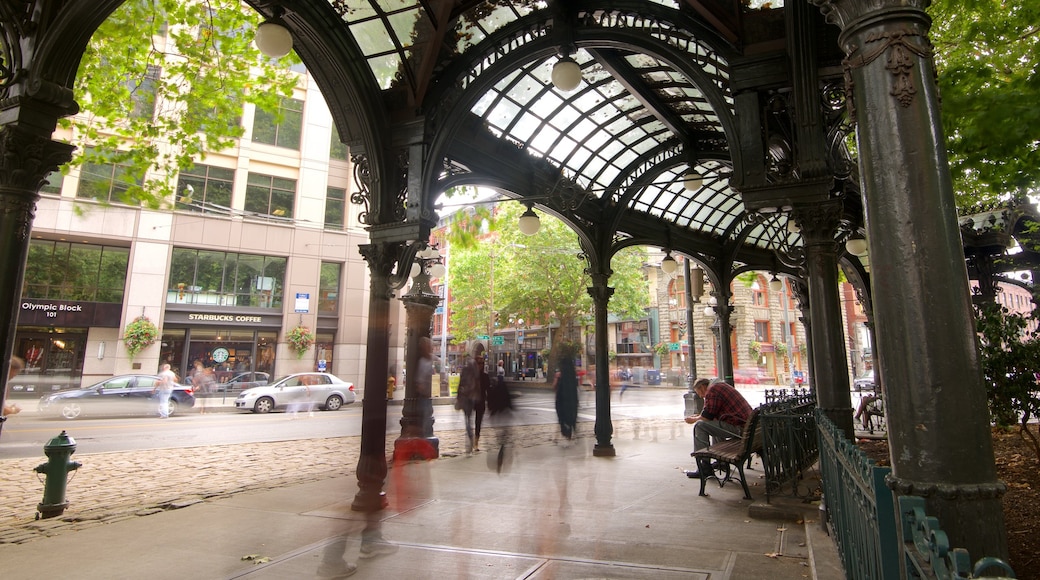 Pioneer Square som visar affärsdistrikt, gatuliv och historisk arkitektur