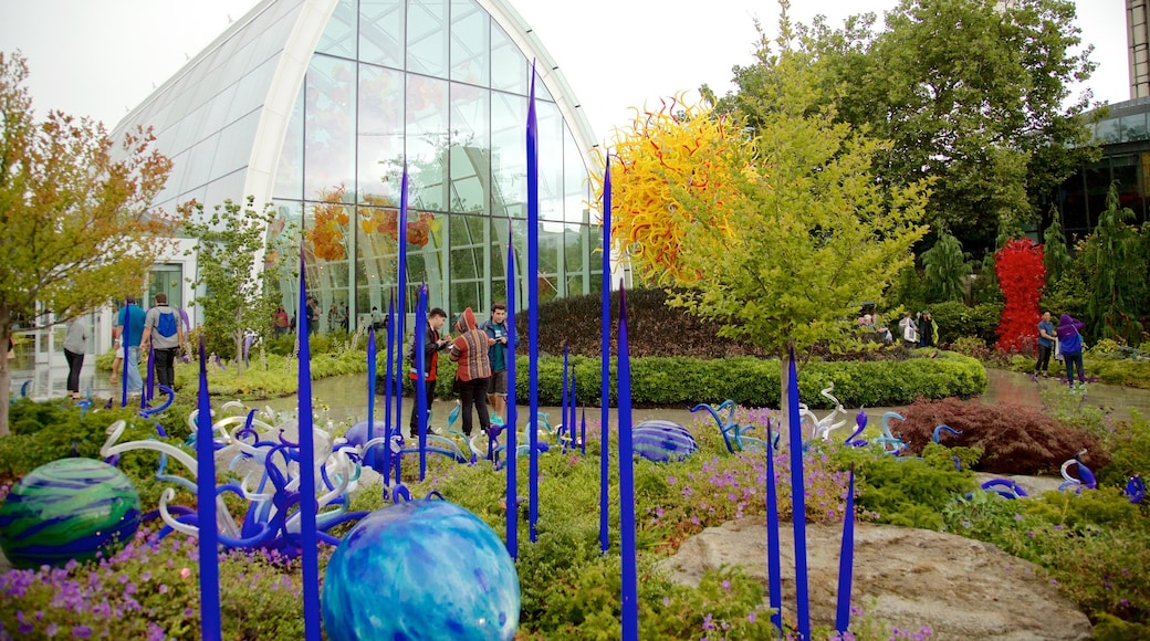 Dale Chihuly Glass Museum showing art and a park