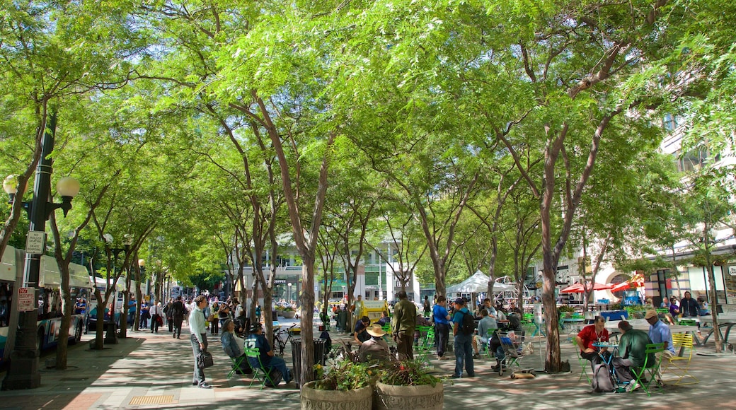 Centre commercial Westlake Center mettant en vedette square ou place aussi bien que important groupe de personnes