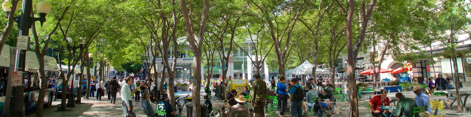 Centro Westlake que incluye un parque o plaza y también un gran grupo de personas