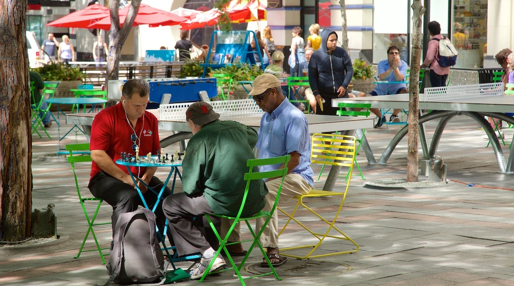 Westlake Center som visar ett torg såväl som en liten grupp av människor