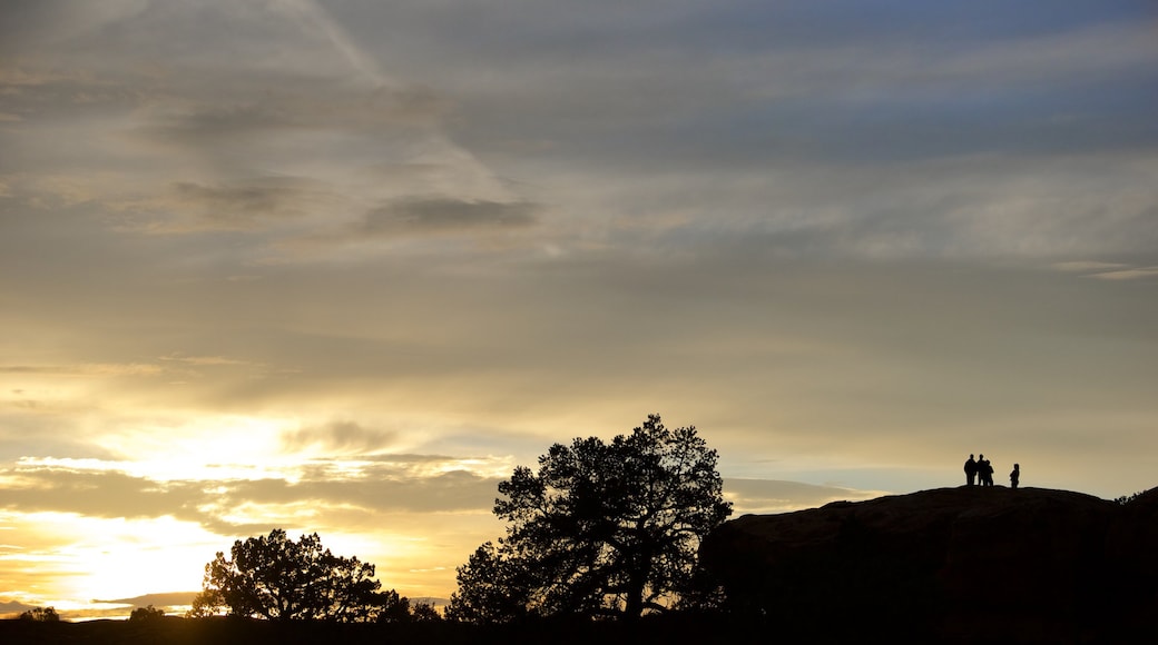 Canyonlands National Park welches beinhaltet Sonnenuntergang und ruhige Szenerie