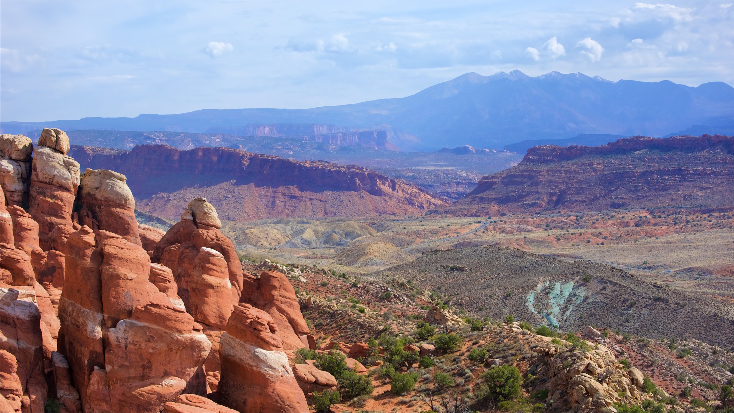 Arches National Park showing landscape views, mountains and a gorge or canyon