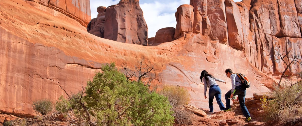Arches National Park caracterizando cenas tranquilas, paisagens do deserto e um desfiladeiro ou canyon