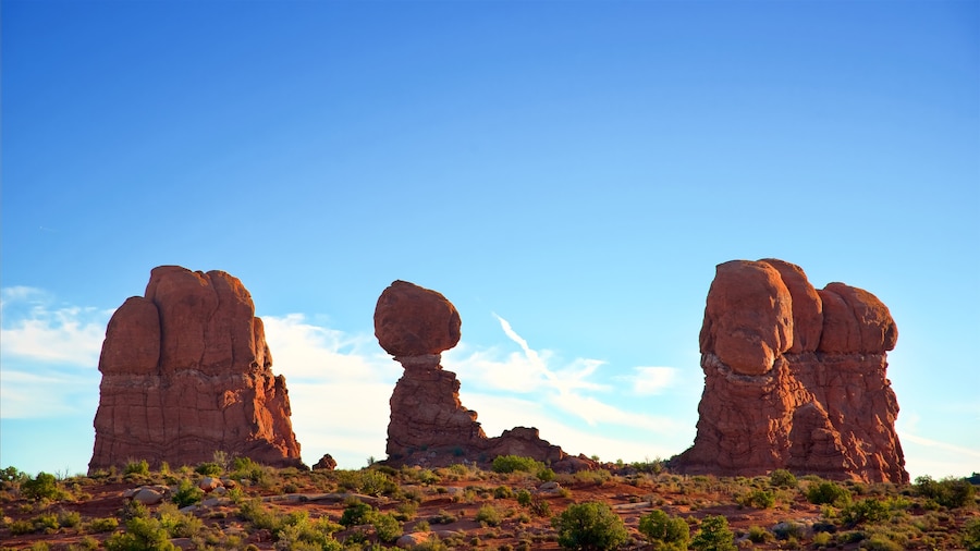 Arches Nationalpark som viser fredfyldte omgivelser, en kløft eller slugt og udsigt over ørkenen