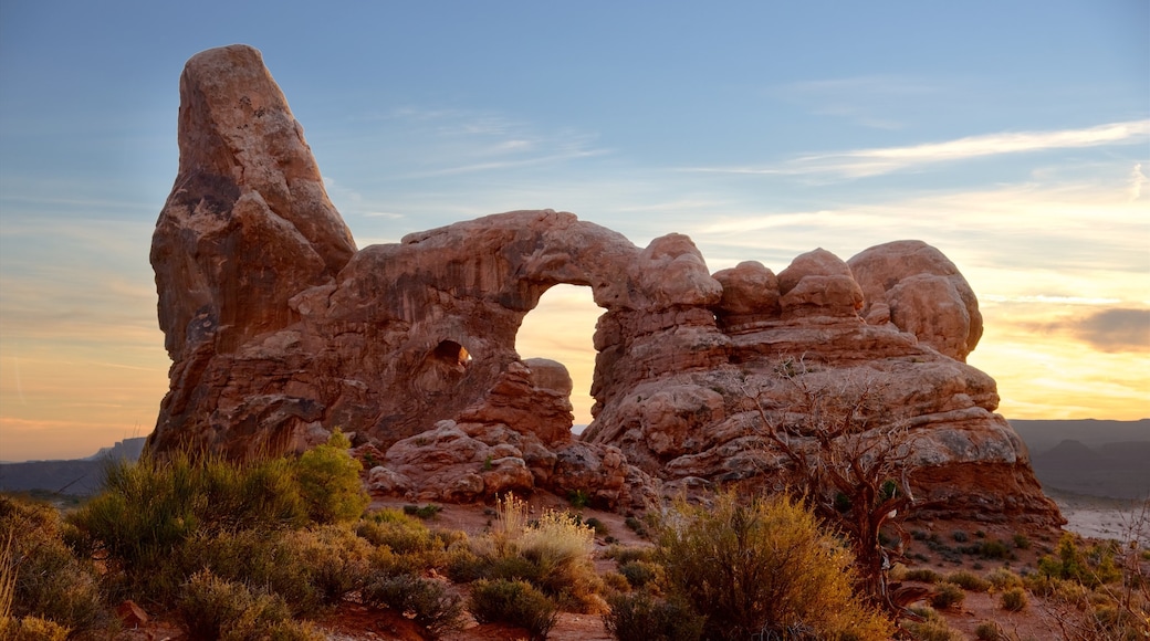 Parco Nazionale di Arches caratteristiche di tramonto, gola o canyon e paesaggi rilassanti