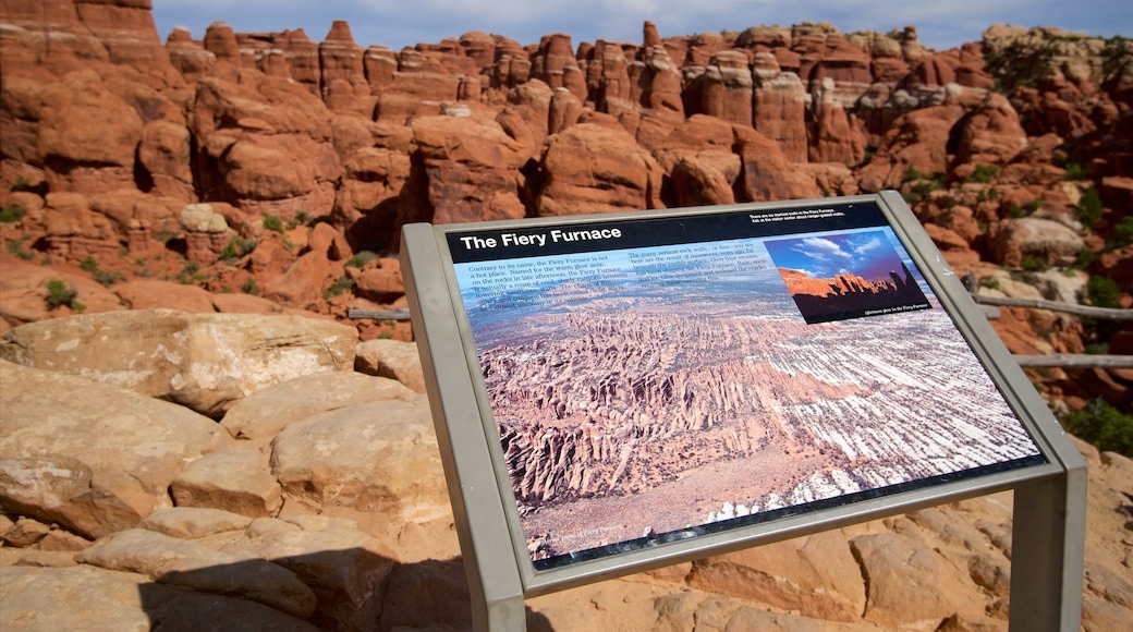 Arches National Park toont een kloof of ravijn, woestijnen en bewegwijzering