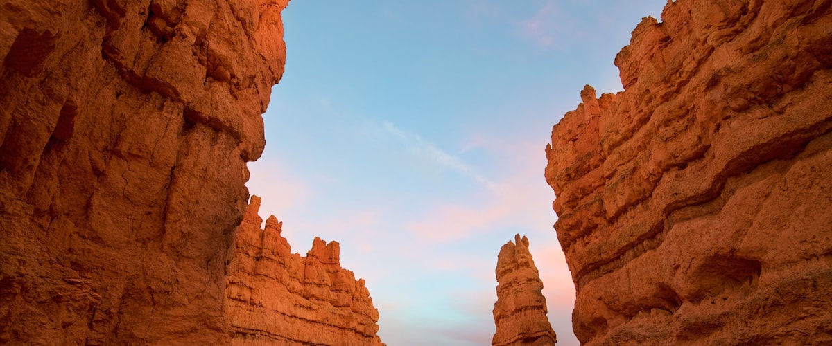Bryce Canyon National Park ofreciendo vistas al desierto, escenas tranquilas y un barranco o cañón